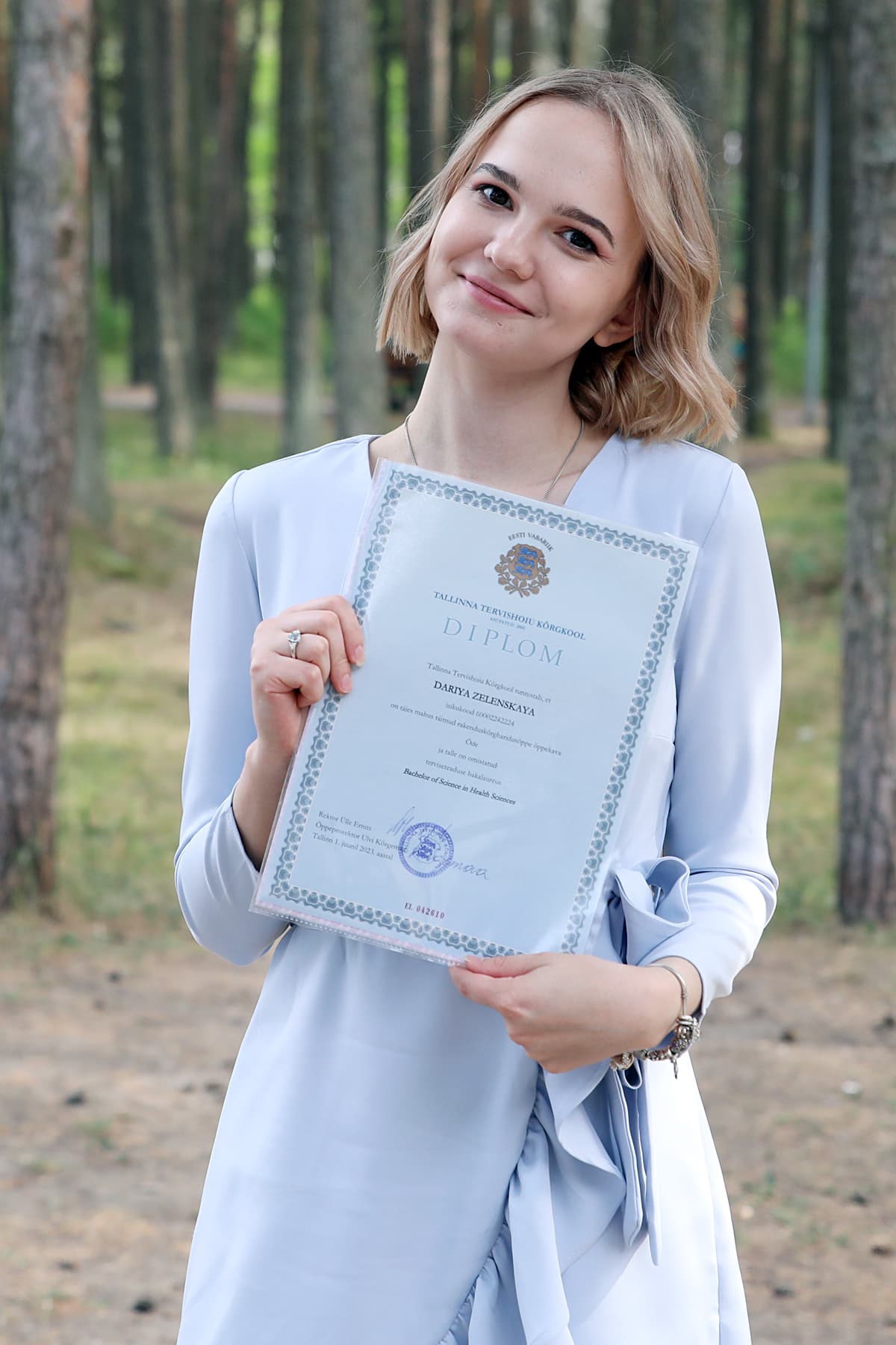 Dariya Zelenskaya with diploma